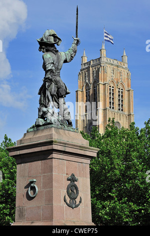 Statue von Jean Bart, Marine-Kommandant und Privateer und der Glockenturm in Dünkirchen / Dunkerque, Nord-Pas-de-Calais, Frankreich Stockfoto