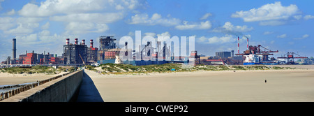 Blick auf Schwerindustrie, gesehen vom Strand in Dünkirchen / Dunkerque, Nord-Pas-de-Calais, Frankreich Stockfoto