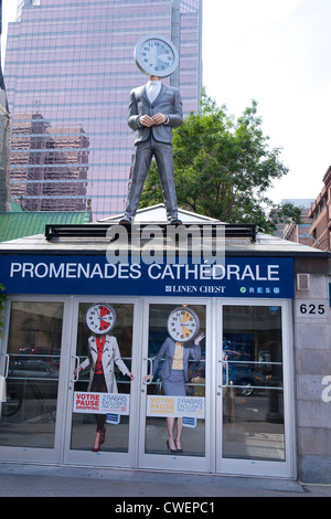 Eingang zur Promenade De La Cathédrale Les in der Innenstadt von Montreal. Stockfoto