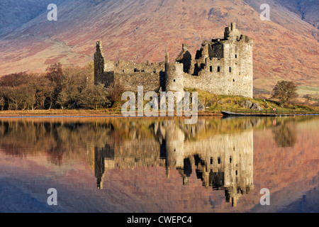 Kilchurn Castle spiegelt sich in Loch Awe, in der Nähe von Dalmally, Argyll and Bute, Scotland, UK. Stockfoto