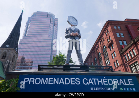 Mannequin mit Uhr Kopf am Les Promenade De La Cathédrale in der Innenstadt von Montreal. Stockfoto