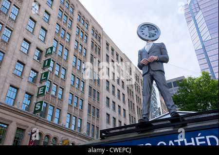 Mannequin mit Uhr Kopf am Les Promenade De La Cathédrale in der Innenstadt von Montreal. Stockfoto