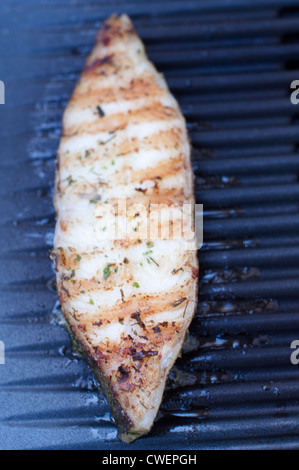 Heilbutt-Filet-Steak gegrillt am Grill Stockfoto