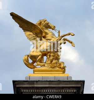 Statue an der Brücke Pont Alexandre III, Paris, Frankreich Stockfoto