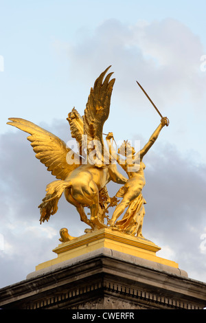 Statue an der Brücke Pont Alexandre III, Paris, Frankreich Stockfoto