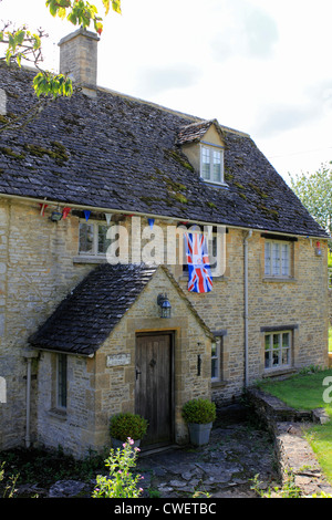 Traditionelles Steinhaus im Dorf von Swinbrook Oxfordshire England UK Stockfoto