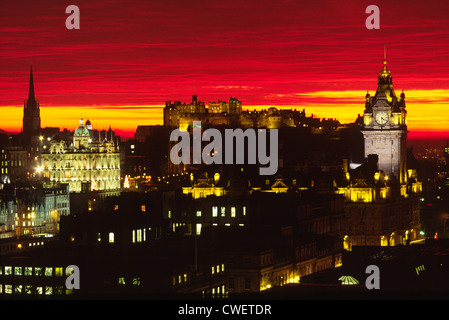 Edinburgh, Schottland. Blick auf Edinburgh Castle, Balmoral Hotel Clock Tower und Stadt Skyline bei Sonnenuntergang. Stockfoto
