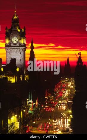 Princes Street, Edinburgh, Schottland., UK Blick entlang der Princes Street zeigt das Balmoral Hotel und das Scott Monument. Stockfoto