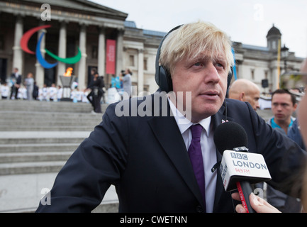 Bürgermeister von London, Boris Johnson wird von Radio London Journalist interviewt. Stockfoto