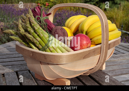 Bunt gemischter Haufen von frischem Gemüse und Obst zu produzieren, in Korb Natur Stockfoto