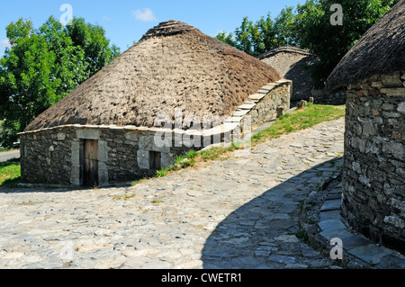 Traditionelle Häuser genannt "Pallozas" im Dorf O Cebreiro, Saint-Jame´s Weise Eingang in Galizien. Stockfoto