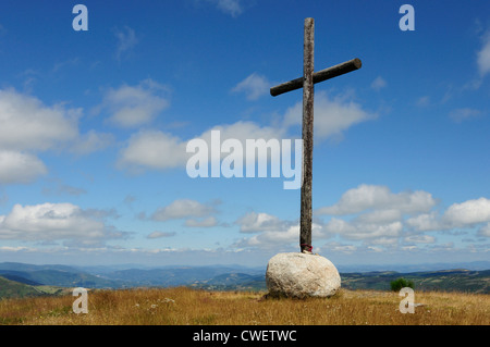 Pilgrim´s Kreuz in O Cebreiro, Galizien, traditionell mit Spalt-Embeded Münzen bedeckt, von den Pilgern auf dem Weg nach Compostela Stockfoto