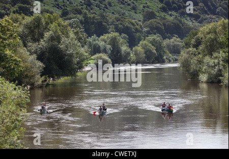 Kanuten auf der Fluss Wye läuft in Wye Valley in der Nähe von Symonds Yat, UK. Stockfoto