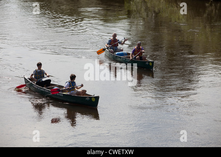 Kanuten auf der Fluss Wye läuft in Wye Valley in der Nähe von Symonds Yat, UK. Stockfoto