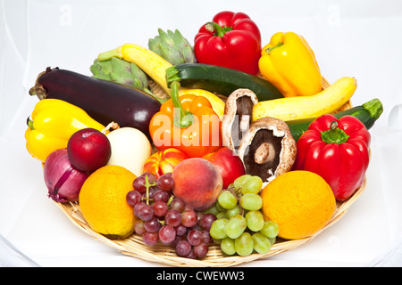 Teller mit Obst und Gemüse Stockfoto