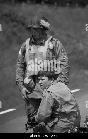 Ältere uns Armee Soldat mit jüngeren Knaben Stockfoto