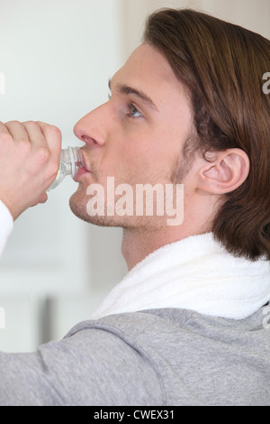 Mann Trinkwasser nach dem Training Stockfoto