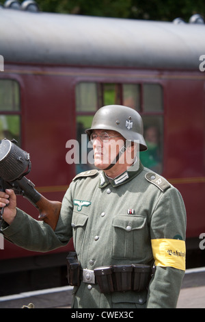 Deutscher Soldat auf Bahnsteig mit Maschinengewehr Stockfoto