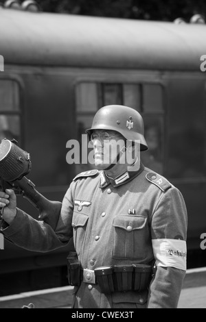 Deutscher Soldat auf Bahnsteig mit Maschinengewehr Stockfoto