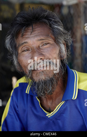 Thailand Senior. Porträt eines älteren thailändischen Staatsbürgers mit verwittertem Gesicht, das auf viele Jahre Arbeit unter extremen Bedingungen hinweist. , Südostasien Stockfoto