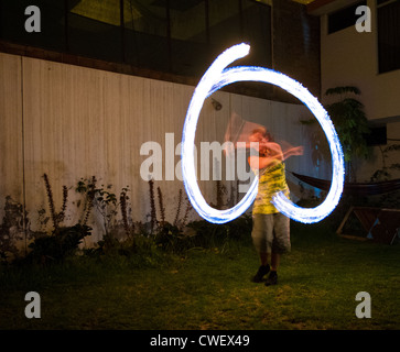 MIM wirbelnd Feuerpoi im Garten Stockfoto