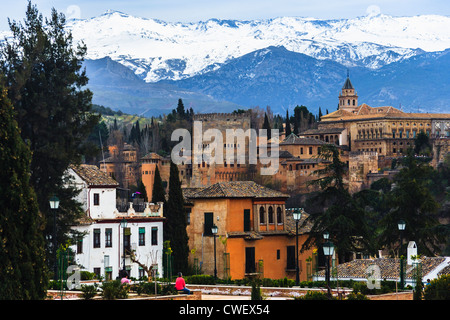 Alhambra, Albayzin und schneebedeckte Sierra Nevada in Granada, Spanien Stockfoto