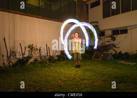 MIM wirbelnd Feuerpoi im Garten Stockfoto