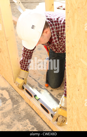 Generator mit Hilfe einer Wasserwaage Stockfoto