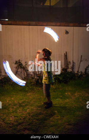 MIM wirbelnd Feuerpoi im Garten Stockfoto