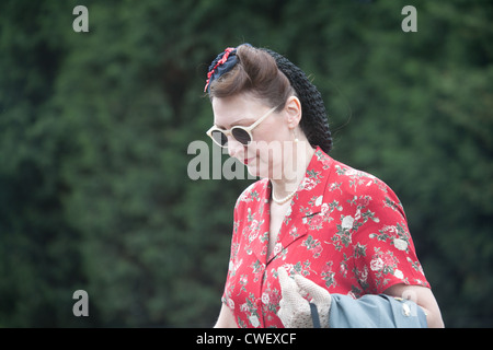 1940 die Dame in der Mode der Zeit gekleidet Stockfoto