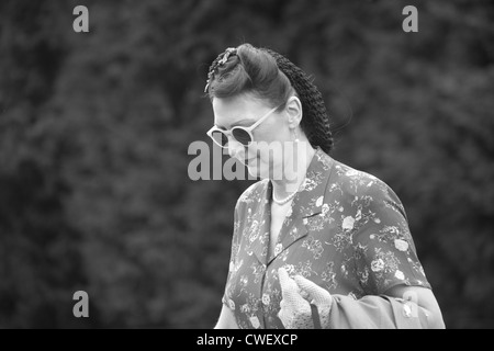 1940 die Dame in der Mode der Zeit gekleidet Stockfoto