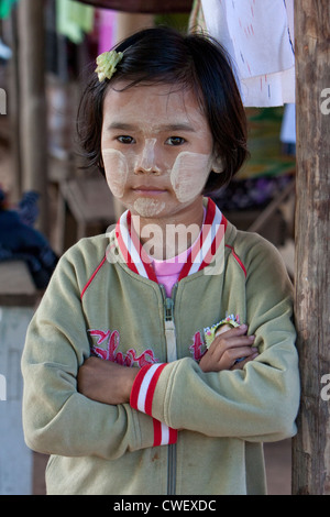 Myanmar, Burma. Mingun, in der Nähe von Mandalay. Burmesische Mädchen. Sie trägt auf ihrem Gesicht, eine kosmetische Sonnenschutzmittel Thanaka einfügen. Stockfoto