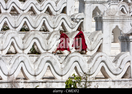 Myanmar, Burma. Mingun, in der Nähe von Mandalay. Zwei junge Novizin buddhistische Mönche zu Fuß auf die Hsinbyume Paya, eine Stupa in 1816 gebaut. Stockfoto