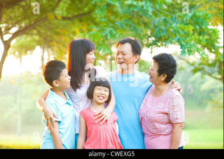 Asiatische Familienglück mit Gespräch im freien Stockfoto