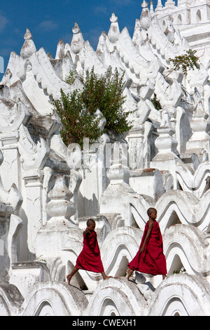 Myanmar, Burma. Mingun, in der Nähe von Mandalay. Zwei junge Novizin buddhistische Mönche zu Fuß auf die Hsinbyume Paya, eine Stupa in 1816 gebaut. Stockfoto