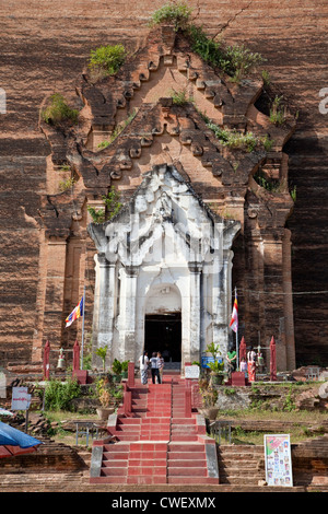 Myanmar, Burma. Eintritt in die Mingun Paya, in der Nähe von Mandalay. Stockfoto