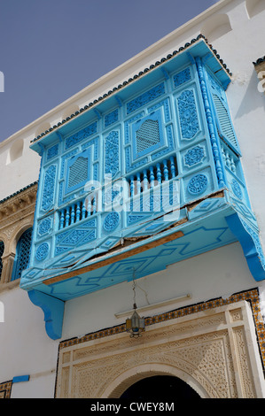 Traditionelle tunesische Architektur mit blauen Fenstern und weißen Fassaden Stockfoto