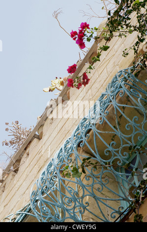 Tunesische Verkürzung einer traditionellen Gebäude-Fassade in Medina von Sousse Stockfoto