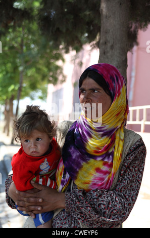 Frau und Baby in der türkischen syrischen Grenzstadt Karchemisch, Provinz Gaziantep, Südosten der Türkei Stockfoto