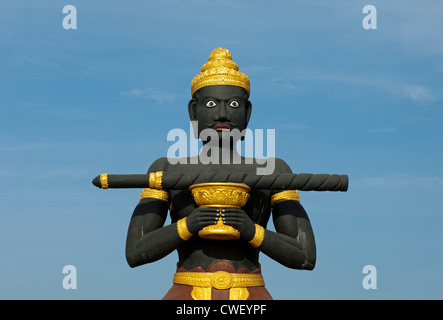 Statue von Ta Dambong (schwarzer Mann) mit seinen Zauberstab, Wahrzeichen der Hauptstadt der Provinz Battambang, Kambodscha Stockfoto