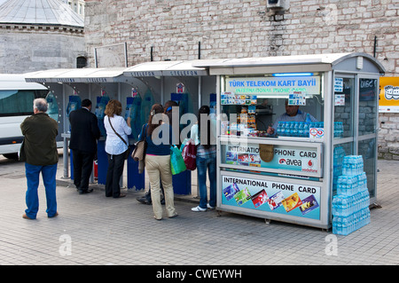 Salers Punkt für Telefonkarten und Telefonzellen am Taksim-Platz, Istanbul, Türkei Stockfoto