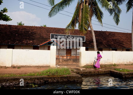 Indische Frau in Sari zu Fuß entlang der Backwaters von Kerala Stockfoto