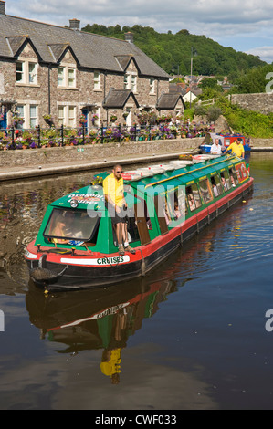 Malerische Canalside Cottages und touristischen Narrowboat in Brecon, Powys, South Wales Cymru, UK Stockfoto