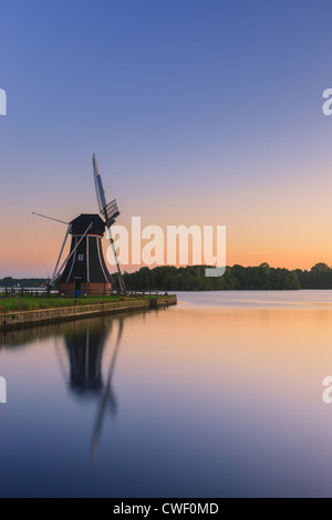 Windmühle De Helfer am Paterswoldsemeer kurz nach Sonnenuntergang, in der Nähe von Haren in der Provinz Groningen, Niederlande Stockfoto