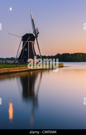 Windmühle De Helfer am Paterswoldsemeer kurz nach Sonnenuntergang, in der Nähe von Haren in der Provinz Groningen, Niederlande Stockfoto