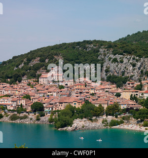 Die Provence Dorf von Bauduen auf einem Hügel mit Blick auf den Lac de Sainte-Croix in Südfrankreich Stockfoto