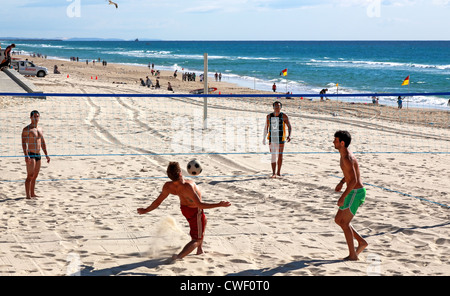 Touristen, die Brasilianer spielen Beachvolleyball Fußball Surfers Paradise Beach Stockfoto