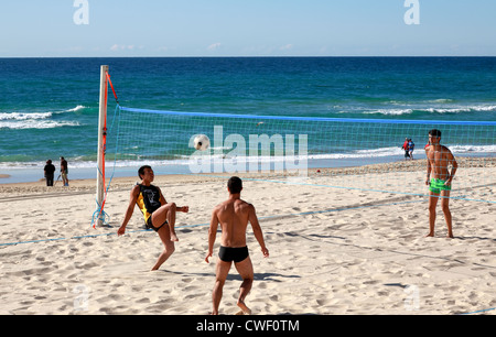 Touristen, die Brasilianer spielen Beachvolleyball Fußball Surfers Paradise Beach Stockfoto