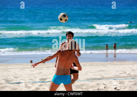 Touristen, die Brasilianer spielen Beachvolleyball Fußball Surfers Paradise Beach Stockfoto