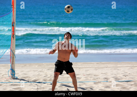 Touristen, die Brasilianer spielen Beachvolleyball Fußball Surfers Paradise Beach Stockfoto